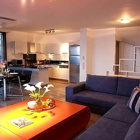 In Sleeps 8 Includes Swimming Pool Air Con And Wifi 2
